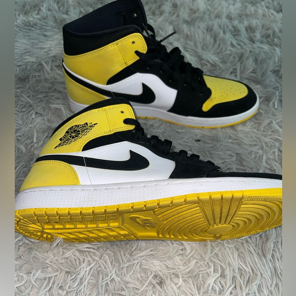 Jordan 1 mid too yellow toe black